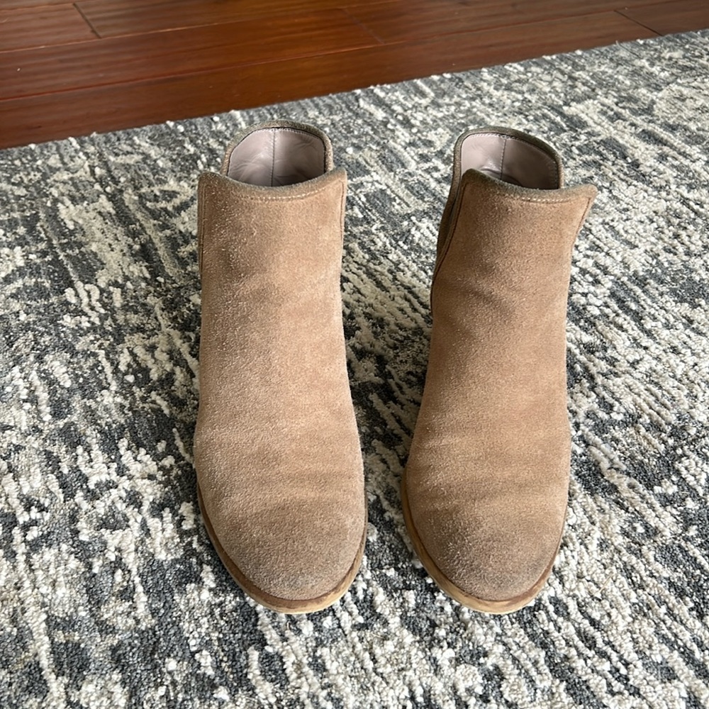 Hinge used tan booties